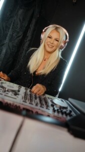 DJ Kelly Hooper & Co - Dancing Queen DJ Kelly Hooper & Co - Dancing Queen